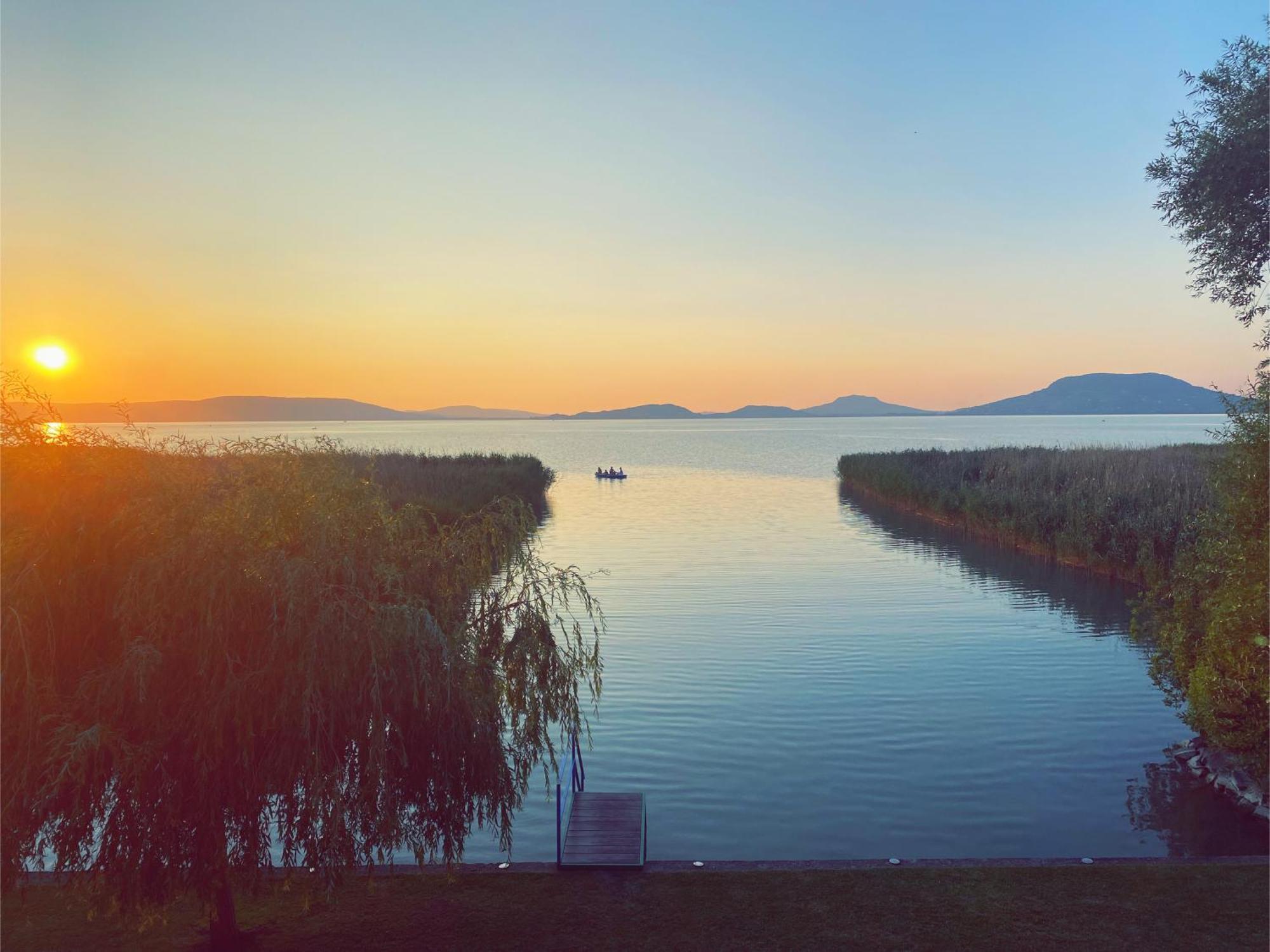 Balaton A Kertben - Balaton In The Garden - Beachfront Houses With Beautiful View, Private Beach Балатонфенивес Екстериор снимка