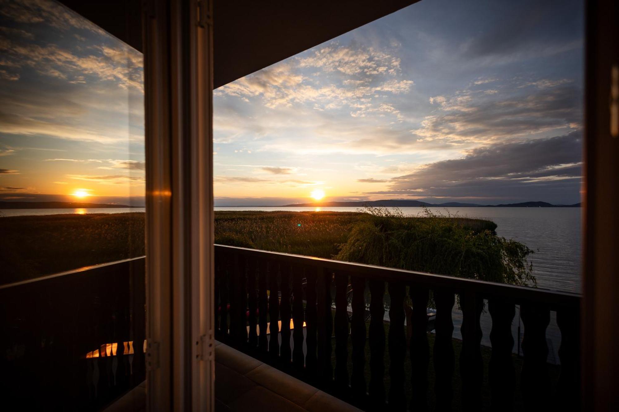 Balaton A Kertben - Balaton In The Garden - Beachfront Houses With Beautiful View, Private Beach Балатонфенивес Екстериор снимка